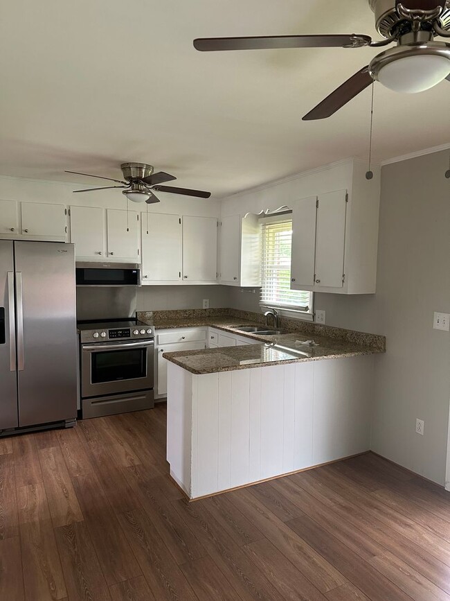 Building Photo - 3 Bed 1.5 Bath 10 Minutes from downtown!