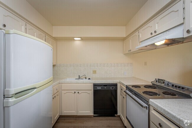 2 habitaciones, 2 baños - 1100 pies cuadrados - Cocina - Riviera Apartments