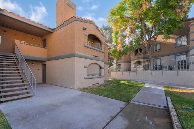 Building Photo - Cozy Condo with Pool View!