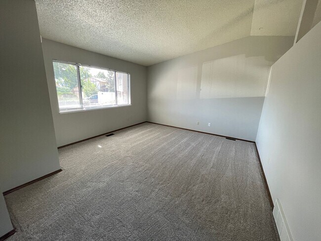 Building Photo - 5 Bedroom D20 Home with Large Backyard