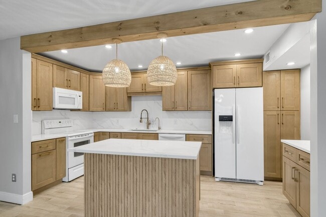 Building Photo - 1575 SW Silver Pine Way