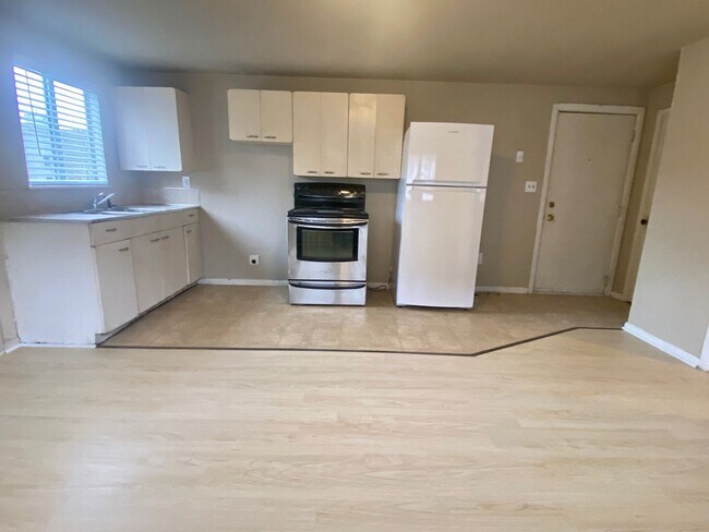 Building Photo - City living available in this cottage in S...