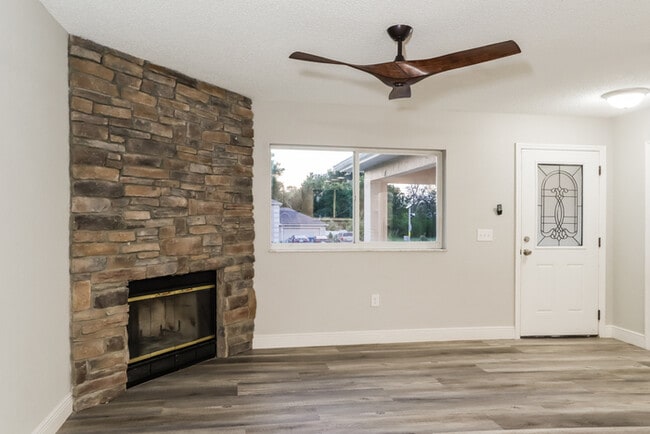 Foto del edificio - 5404 Deltona Blvd