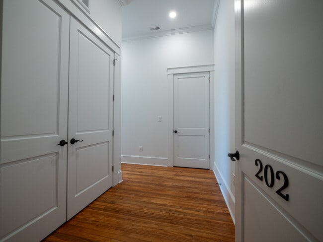 Building Photo - 121 N Main St