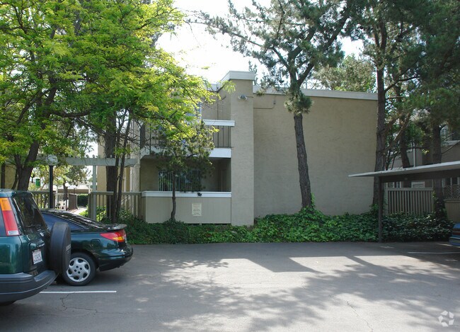 Foto del edificio - Monterey Garden Apartments