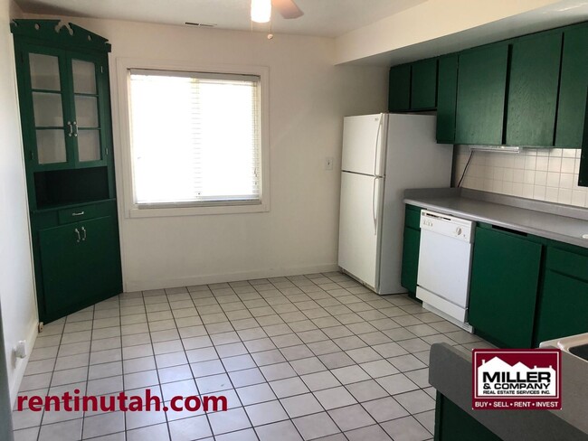 Building Photo - Cute Salt Lake 2 Bedroom Bungalow For Rent!