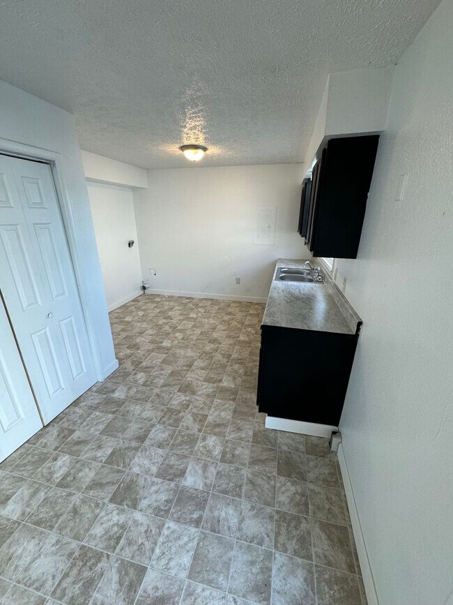 Building Photo - 3 bedroom 1 bath duplex available now!
