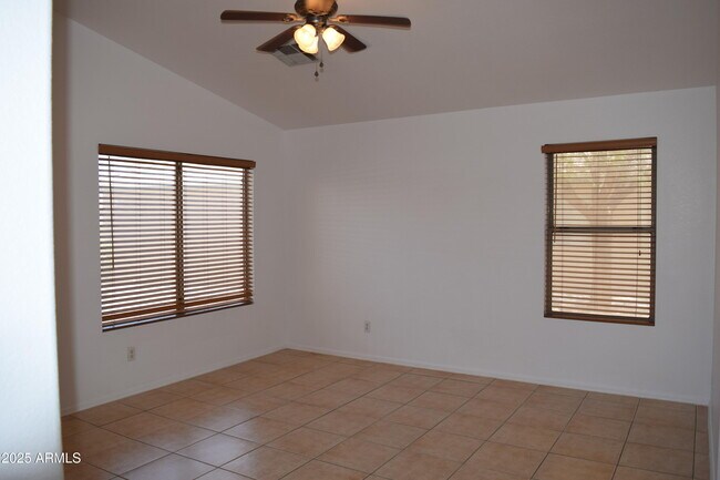 Foto del edificio - 15951 W Young St