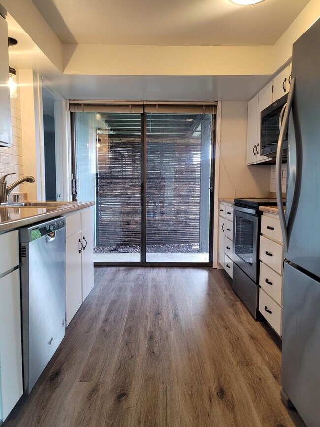 Building Photo - Newly Remodeled One Bedroom Apartment in P...