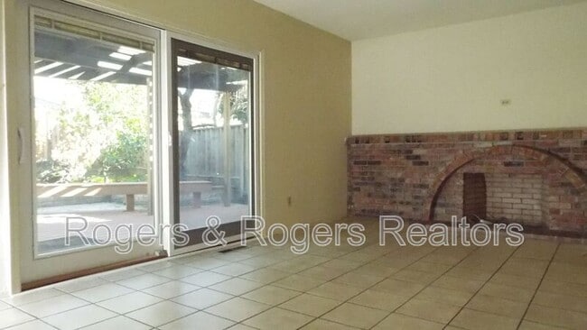 Building Photo - 1124 Song Ct