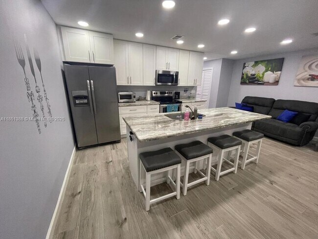 Building Photo - 4629 Vilabella Dr