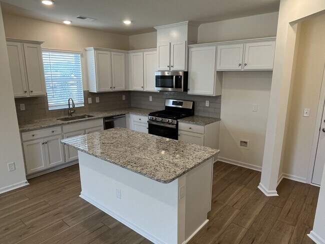 Building Photo - Newer 3 Bed + Loft Townhome in Monroe