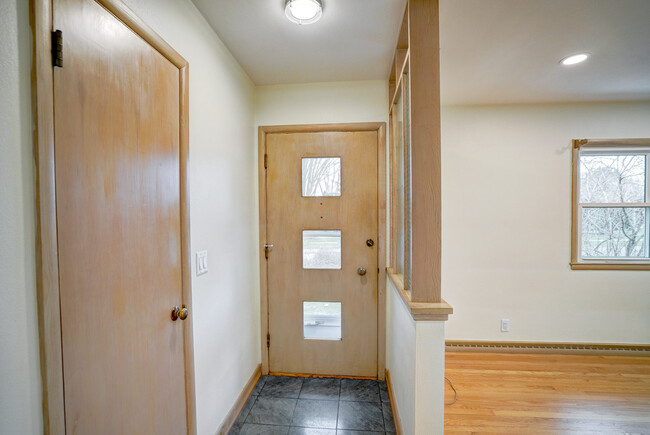 Front Entryway - 460 Hilton Dr