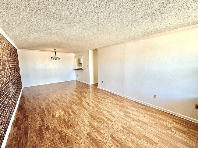 Foto del edificio - Three Bedroom Home with Spacious Bedrooms