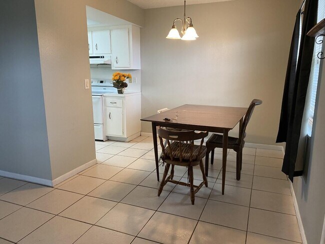 Foto del edificio - 227 Castlewood Dr