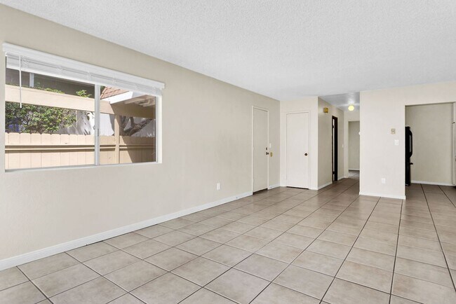 Foto del edificio - Spacious three bedroom with office in Prim...