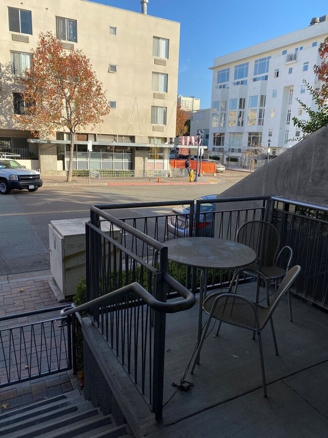 Building Photo - Dual Master 2 Bed 2.5 Bath - Walk-up townh...