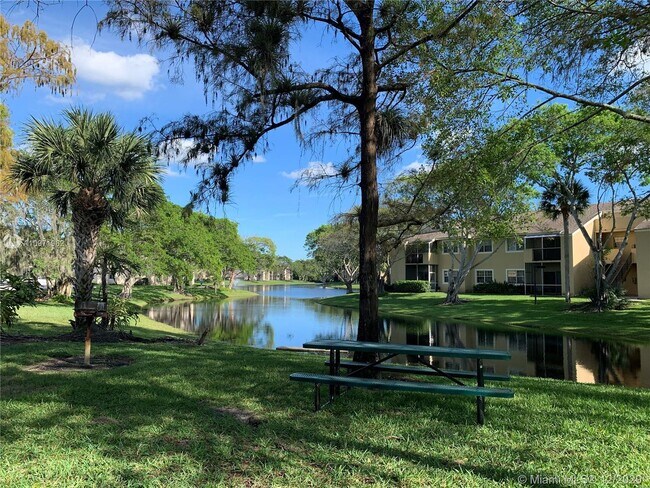 Foto del edificio - 880 Cypress Park Way