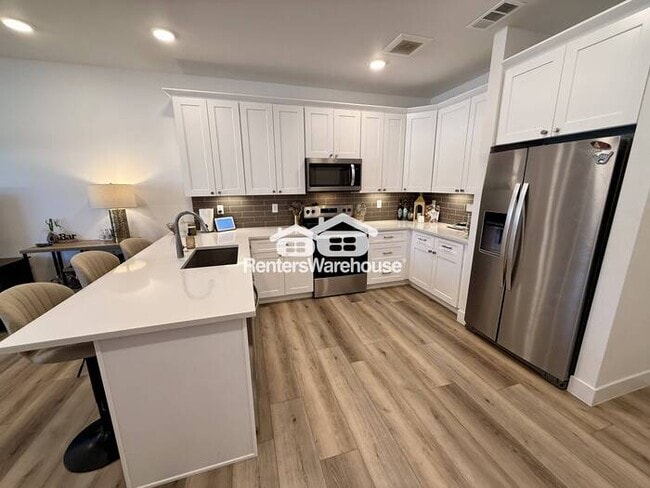 Building Photo - Don't miss out on this stunning 3 Bed 3 Bath Townhome