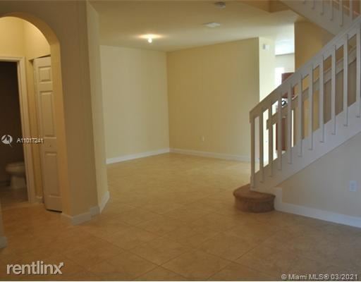 Building Photo - 3 br, 2.5 bath Townhome - 8762 NW 112th Ct