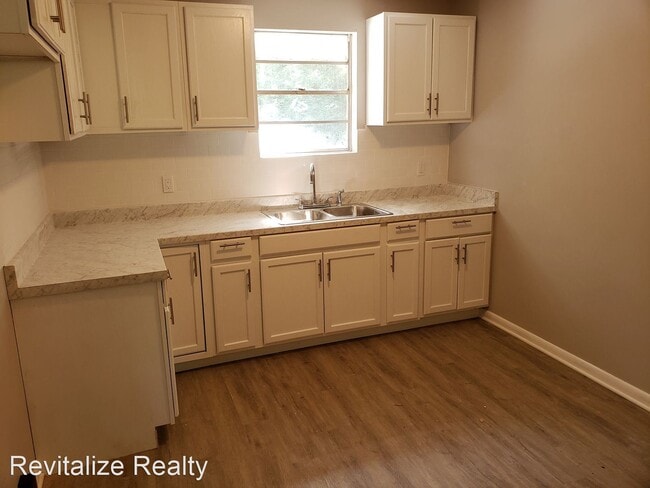Building Photo - 4 br, 1 bath House - 4807 Bush Ln