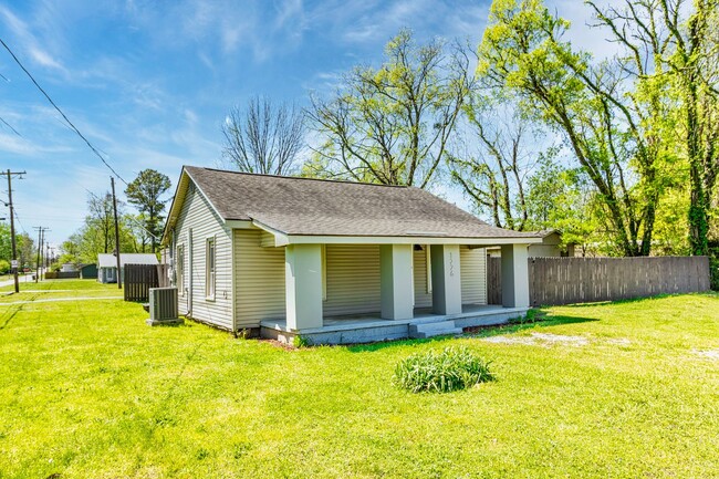 Foto del edificio - Newly Remodeled Home with Fenced-In Yard!