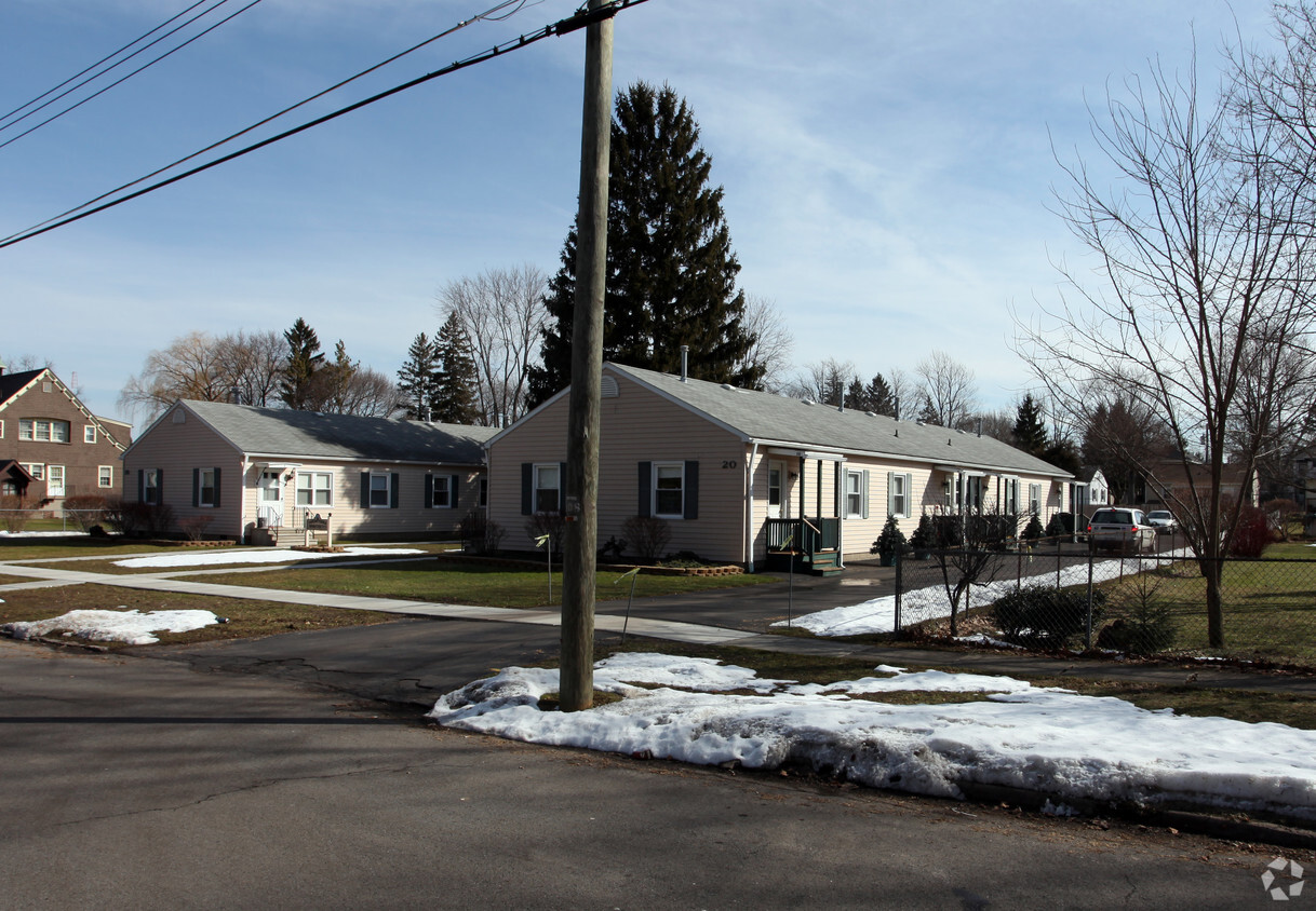 Building Photo - Courtyard Apartments