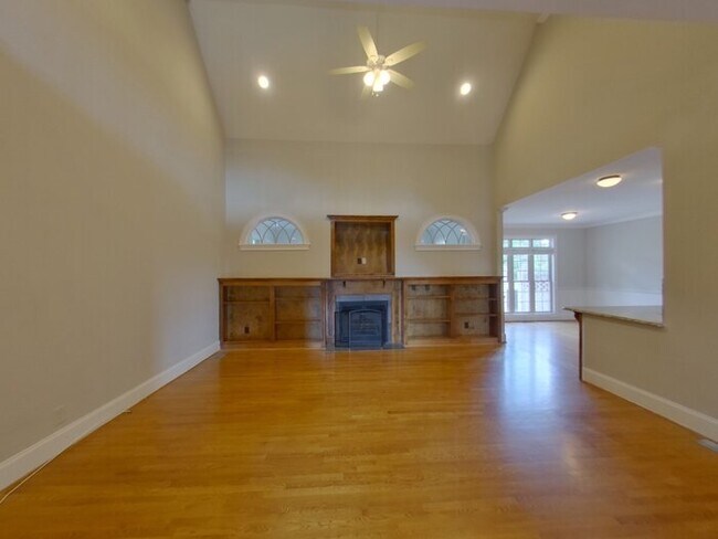 Building Photo - 2419 Churchill Dr