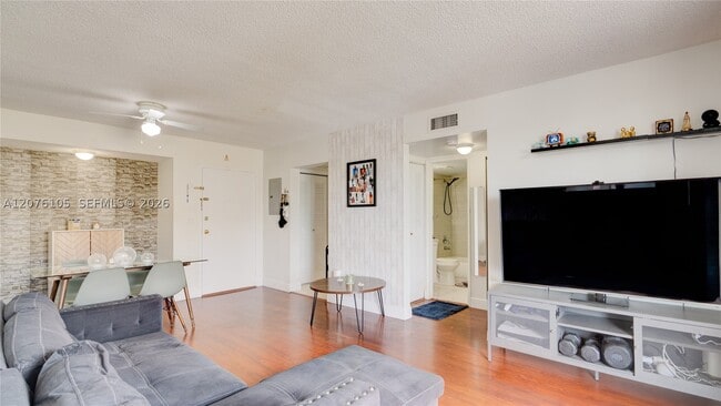 Foto del edificio - 8320 NW 8th St