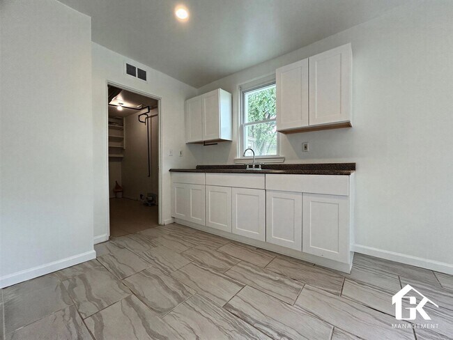 Foto del edificio - 17310 Fenton St