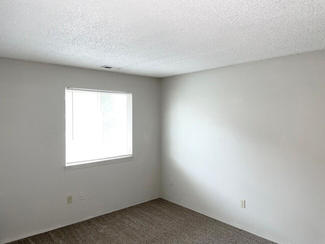 Building Photo - Cozy Second Story Condo Nestled in Gated Community