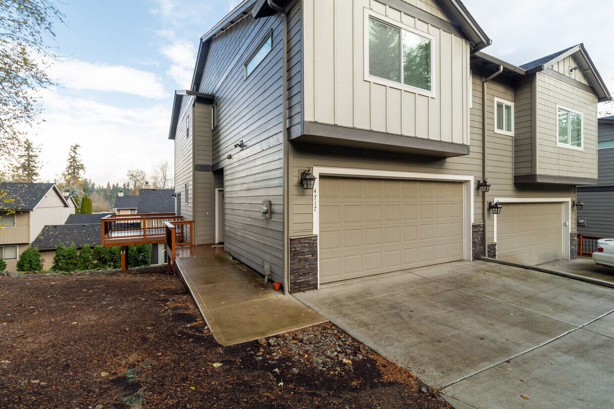 Primary Photo - NEWER Luxury Town Home near Downtown Vanco...