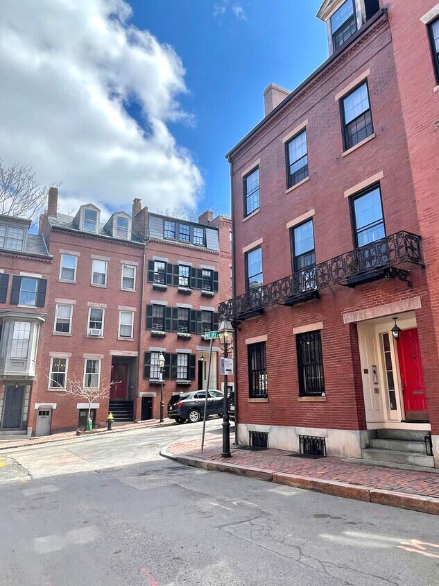 Primary Photo - 2 Phillips St