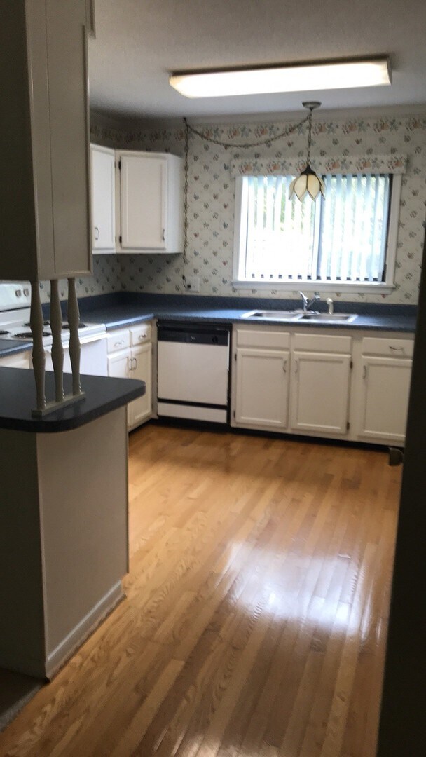 Building Photo - Laurel Park Condo for rent!