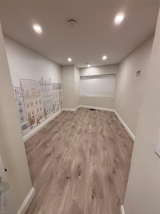 Foto del edificio - 100 Cutter Mill Rd