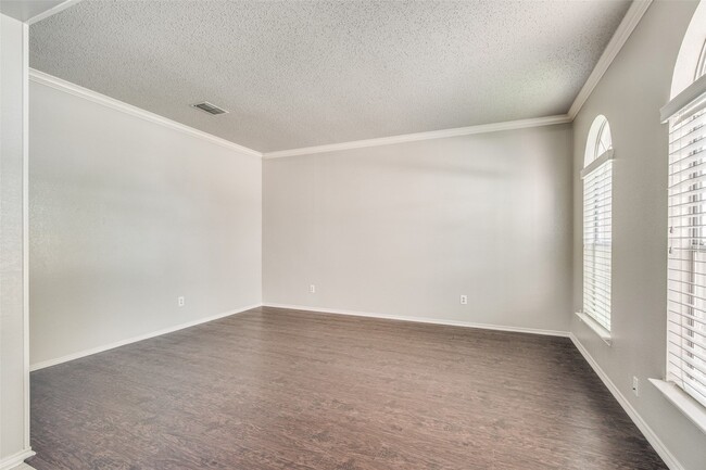 Building Photo - 1520 Eaglepoint Dr