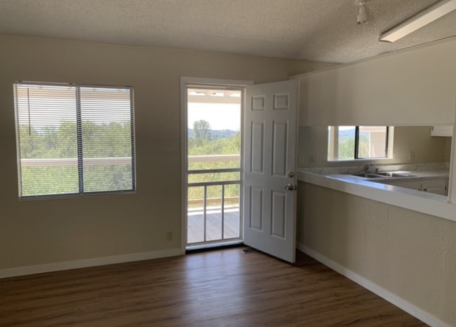 Building Photo - 4250 Woodview Ln