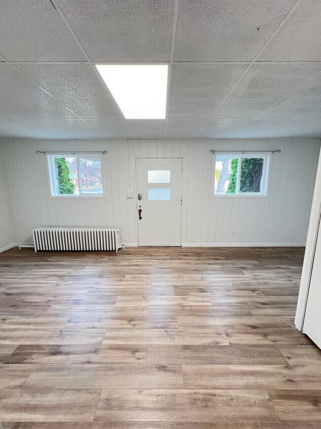 Building Photo - AVAILABLE JUNE - Fully Remodeled 2 Bedroom!