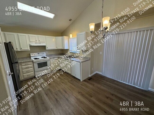 Foto del edificio - Absolutely Beautiful 4 Bedroom Home Just N...