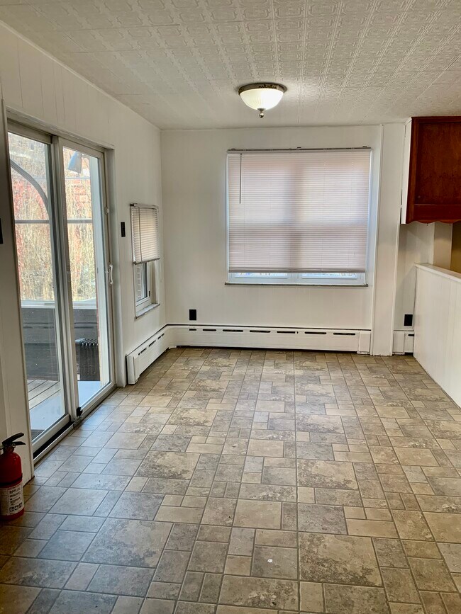 Living/ Dining - 537 W Chestnut St