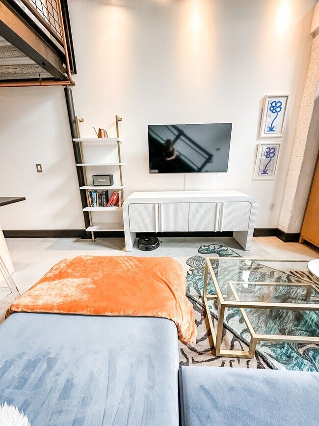 Building Photo - Gorgeous one bedroom one bathroom Denver Loft