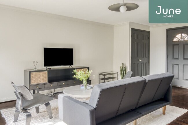 Building Photo - Queen room in 5-bed/2.5-bath Home