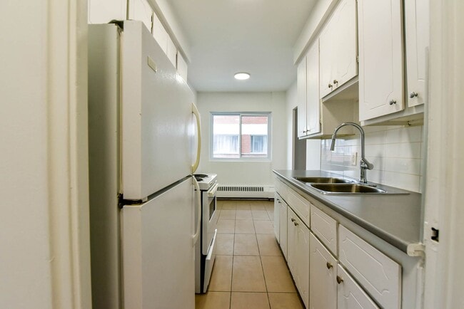 Building Photo - 809 Av. Bloomfield