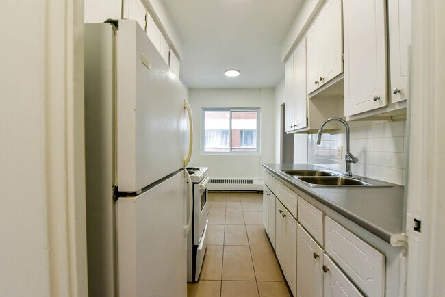 Building Photo - 809 Av. Bloomfield