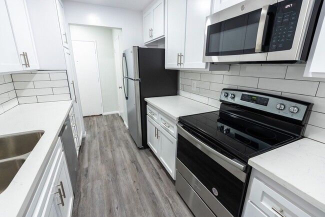 Interior Photo - 1635 North Martel Avenue