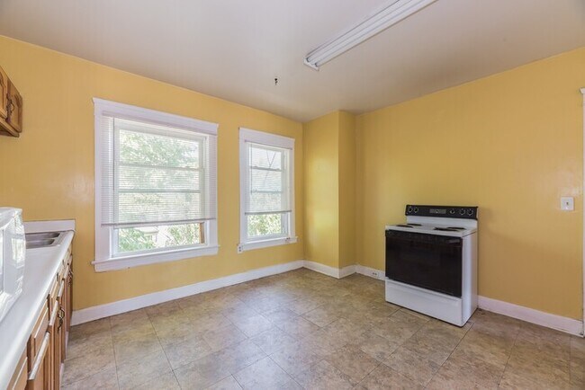 Building Photo - 10921 Grandview Ave
