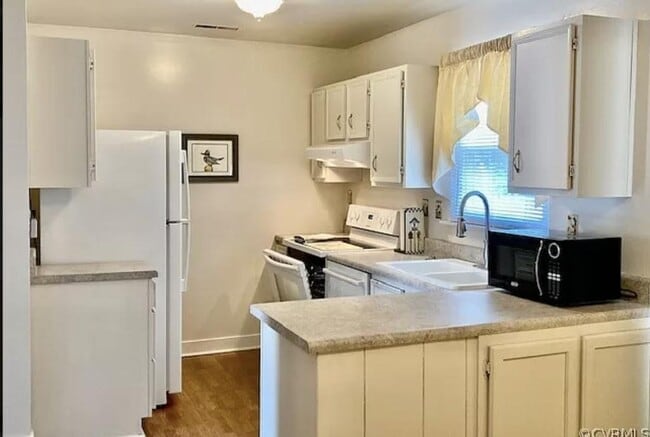 Building Photo - 9429 Greenhill Ct