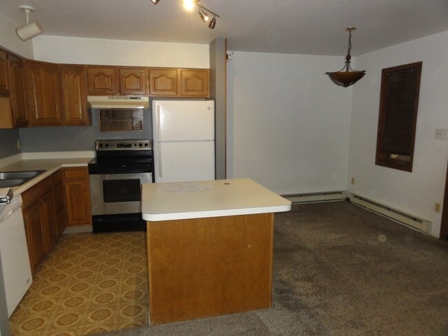 Building Photo - Evergreen 3 Bedroom, 2 Bath Townhome, brea...