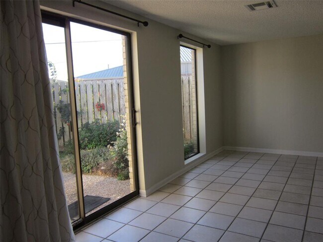 Building Photo - 210 Mayfair Cir