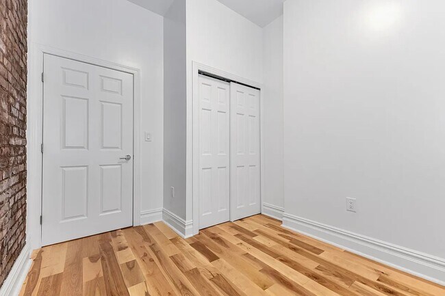 Foto del edificio - 331 W 16th St